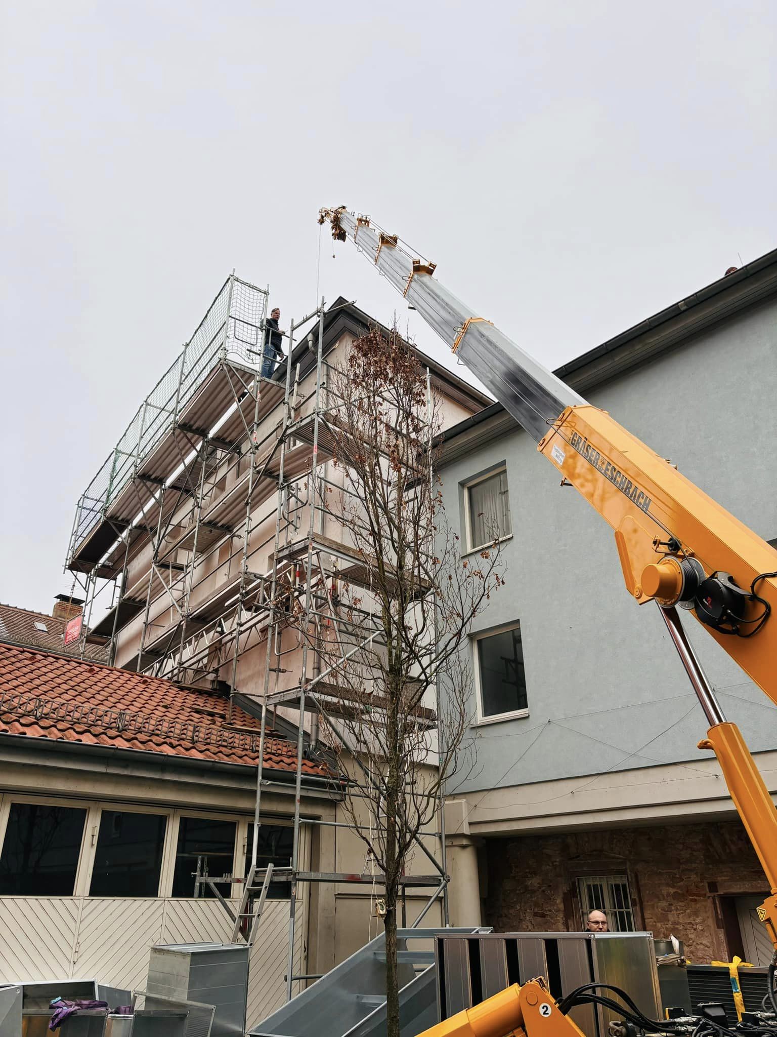 Minikran Obelix in der Heidelberger Altstadt