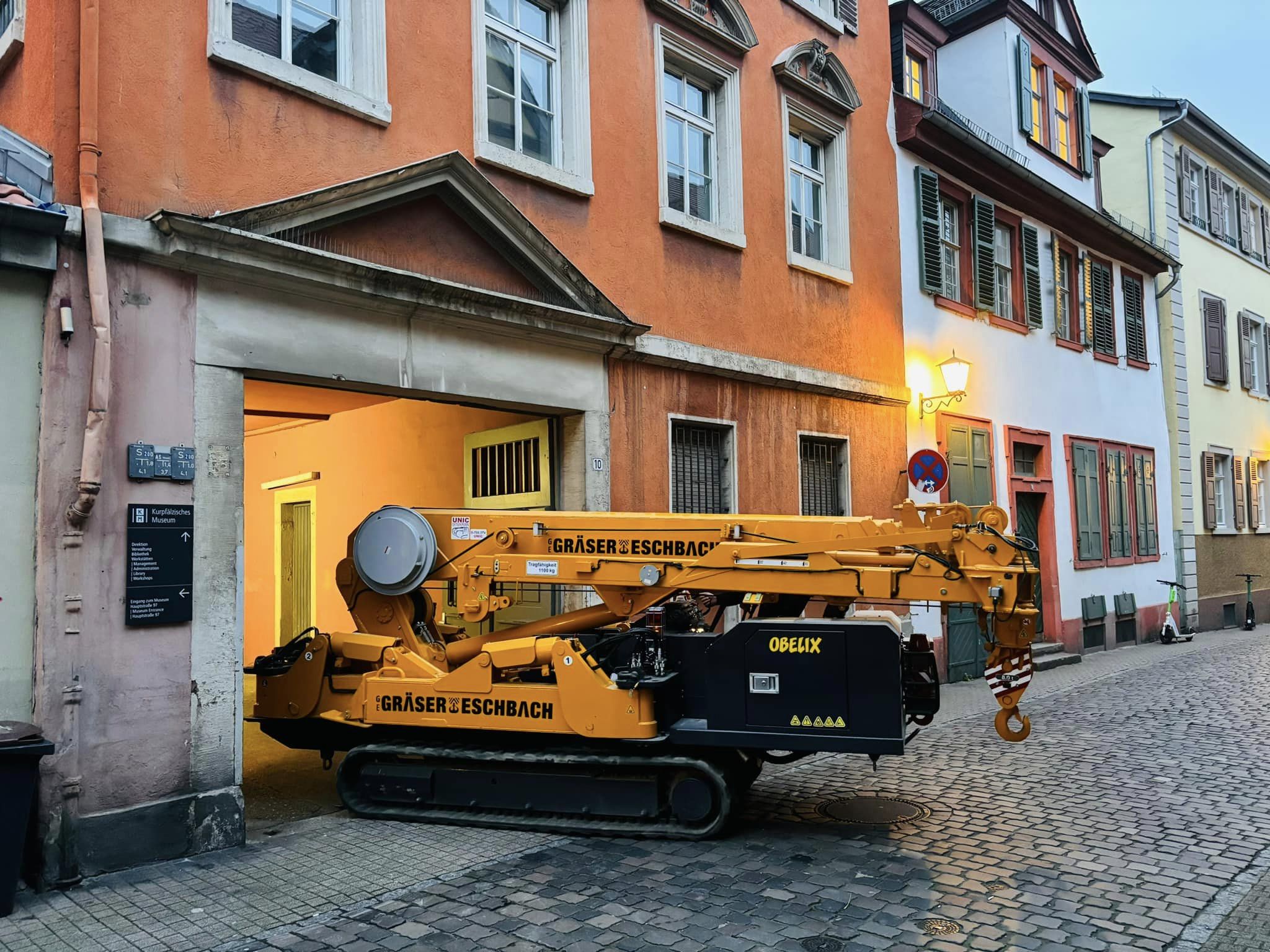 Minikran Obelix in der Heidelberger Altstadt