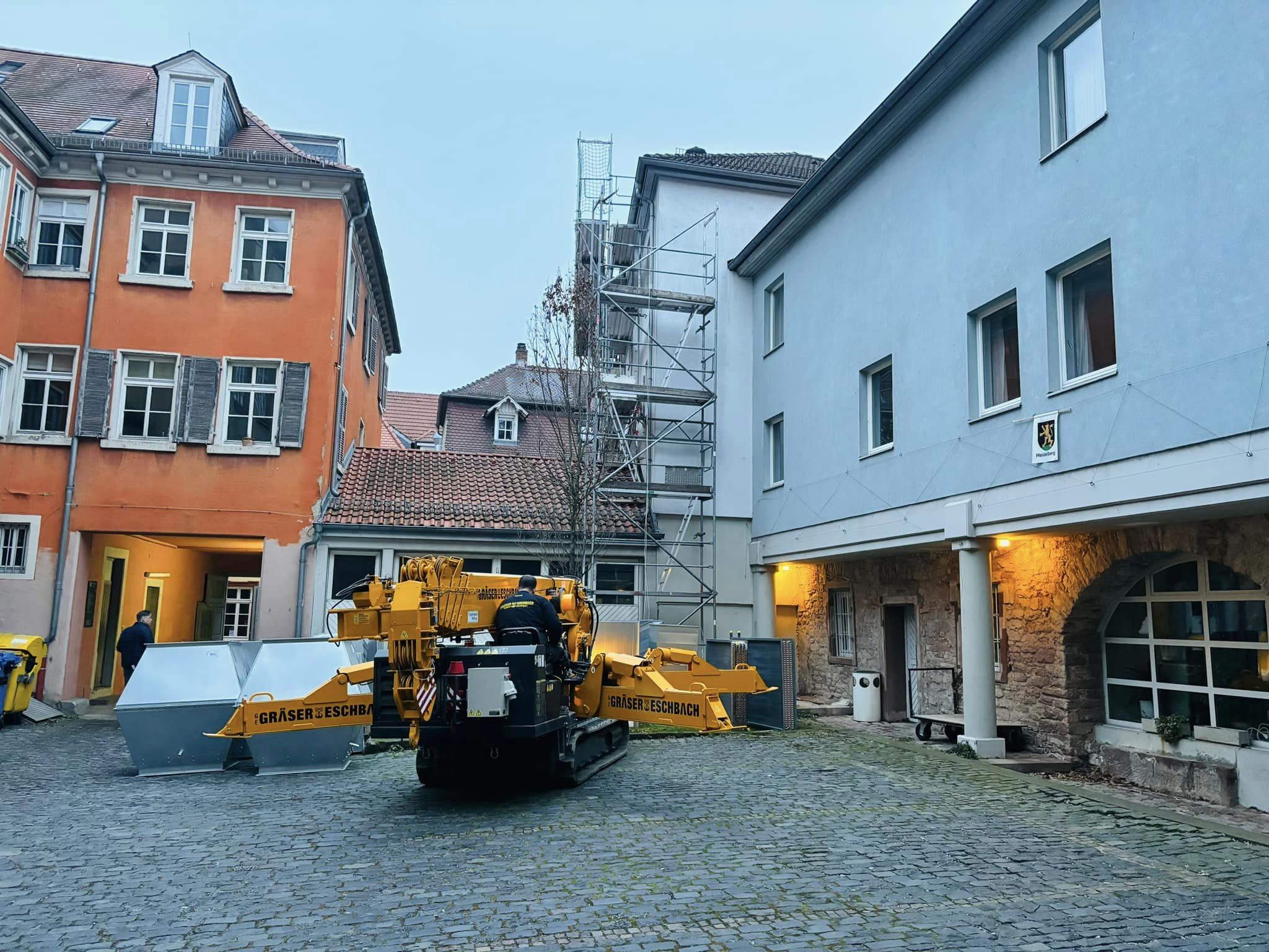 Minikran Obelix in der Heidelberger Altstadt