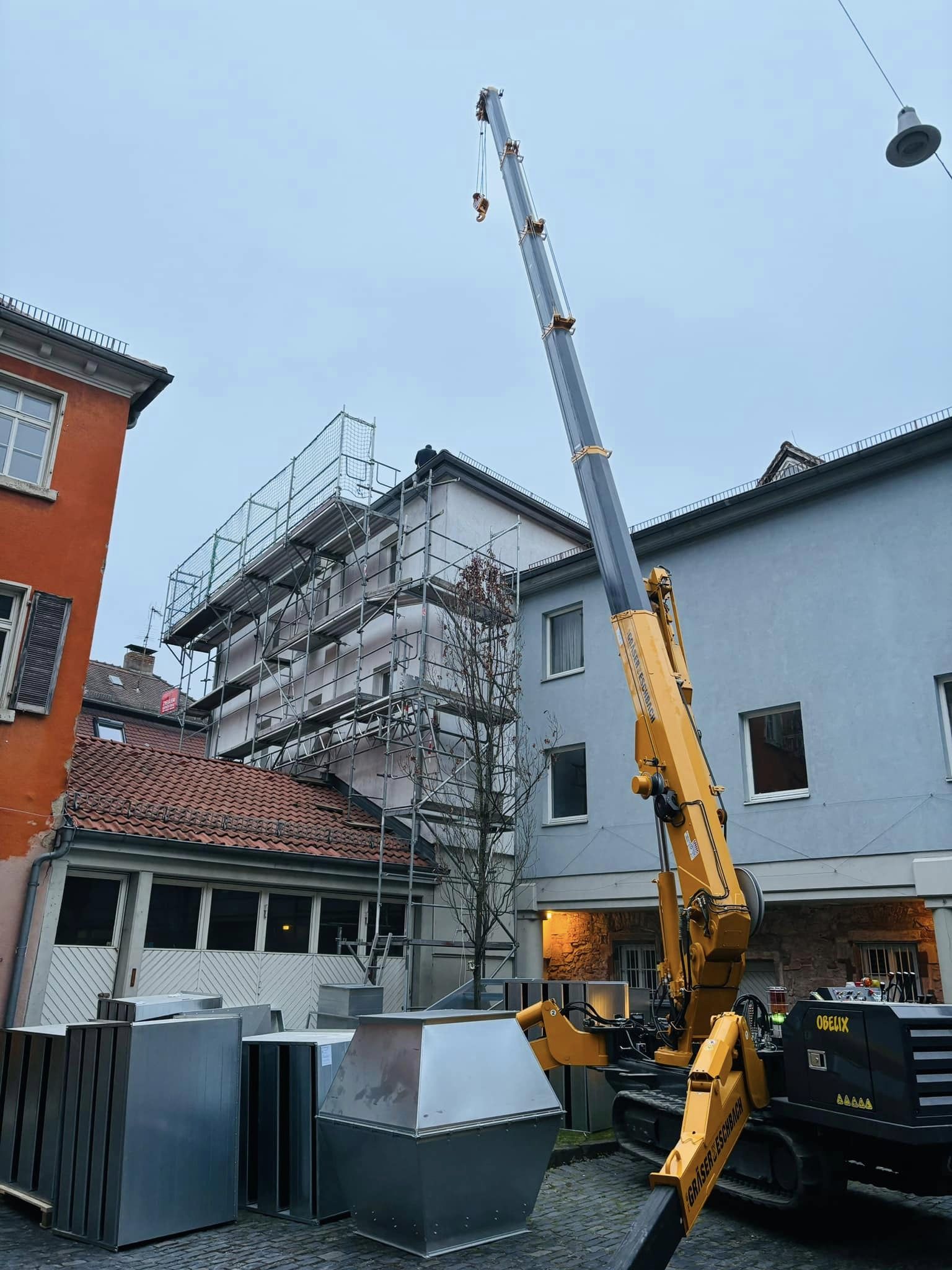 Minikran Obelix in der Heidelberger Altstadt